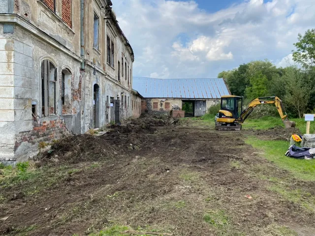 Náš CAT 303 v akci — mini-bagr, který nás provede příštími lety.