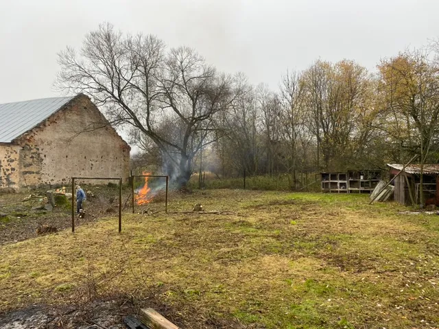 Pálení na konci podzimu. Za dýmem stodola, vpravo staré králíkárny.