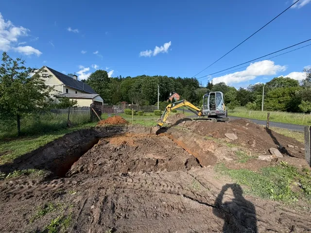 První základový pás je venku. Bagr, hromady zeminy a práce, která je teprve na začátku.