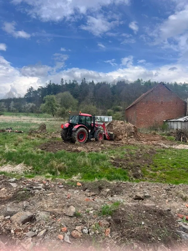 Traktor hrne zeminu k místu, kde býval rybníček. Za pár hodin po něm nezbyde ani stopa.