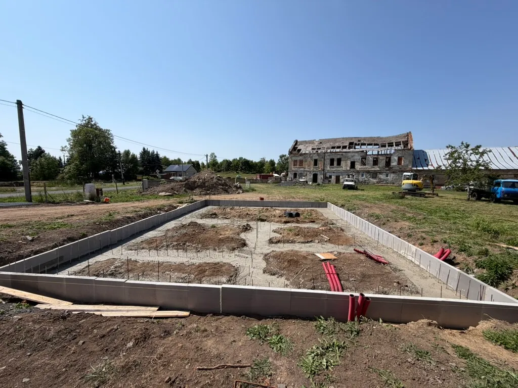 Po betonáži: pásy jsou zalité a obvod z XPS zůstal na svém místě.
