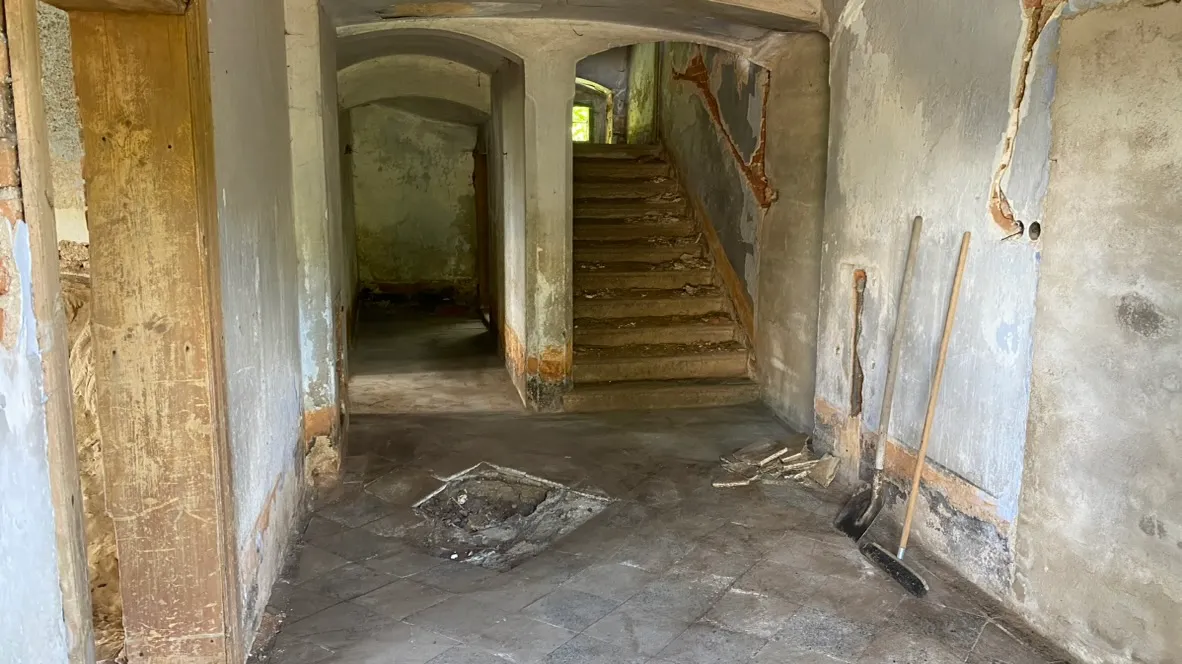 Vstupní chodba s klenbou a schodištěm po prvním zametení. Najednou to vypadá skoro k světu.