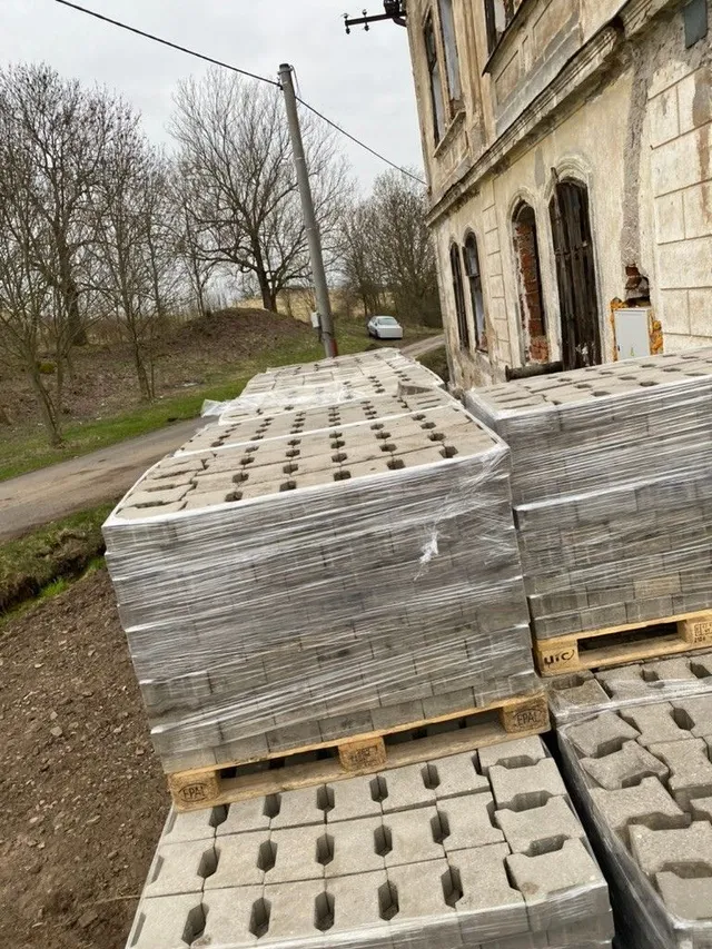 Detail zatravňovací dlažby: otvory, kterými jednou proroste tráva.