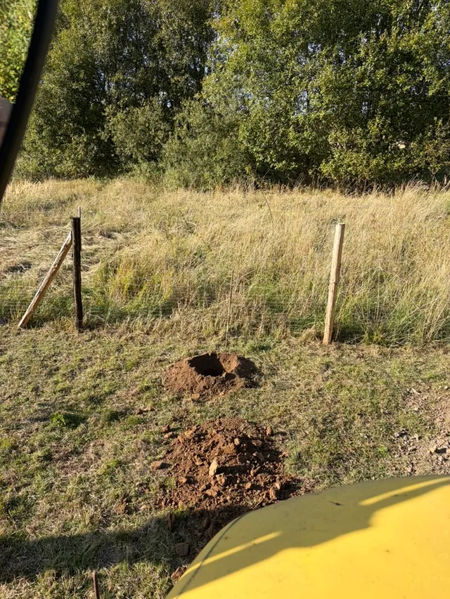 Vyvrtaná díra pro patku a zemina vytažená na povrch.
