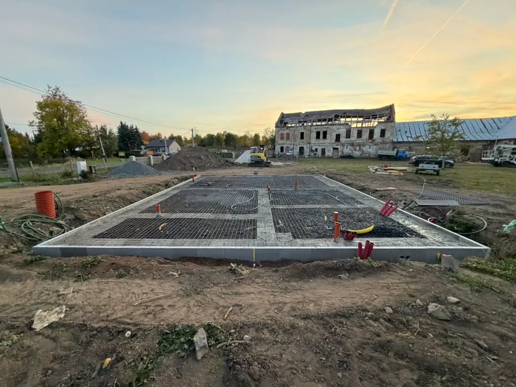 Kari sítě pokrývají budoucí základovou desku.