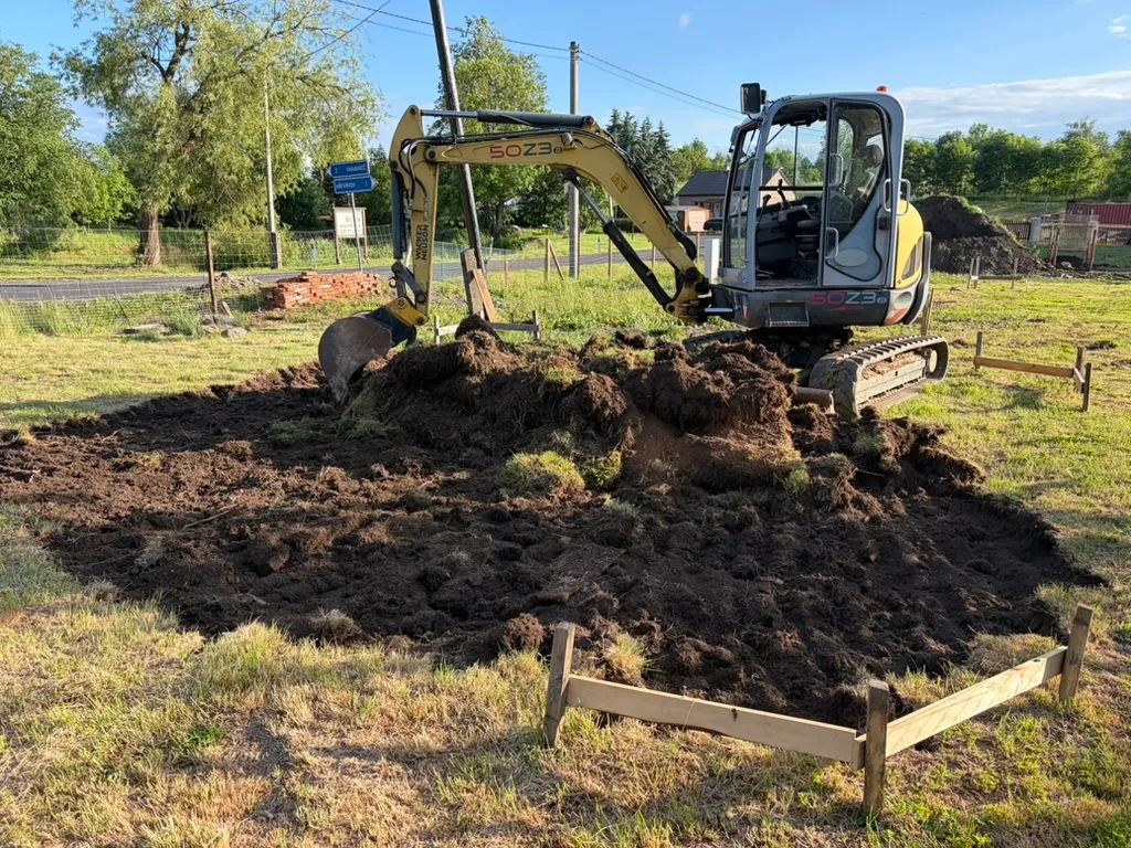 Wacker Neuson 50Z3 bere první drny. Zatím nejde o přesné výkopy, jen o hrubou skrývku ornice.