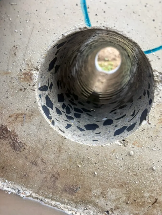 Detail čistého jádrového vrtu skrz beton.