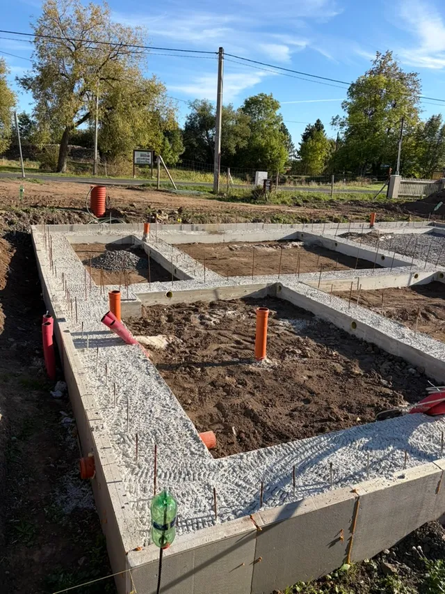 Prostor mezi pásy před zásypem, s připravenými vývody kanalizace a prostupy.