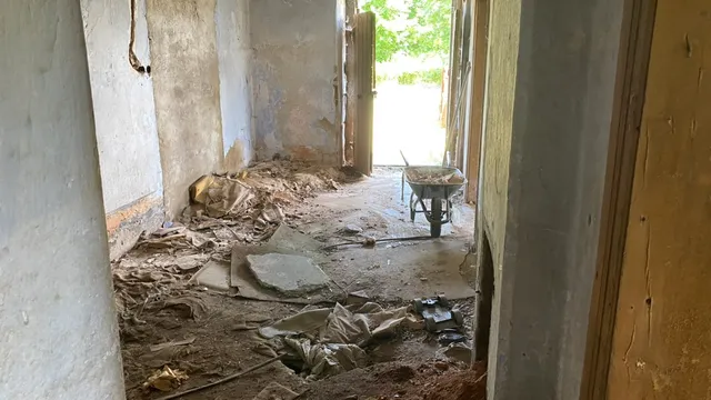 Kolečko jede naplno. Vpravo dole zapomenutá dětská hračka — němý svědek toho, že tu kdysi byl život.