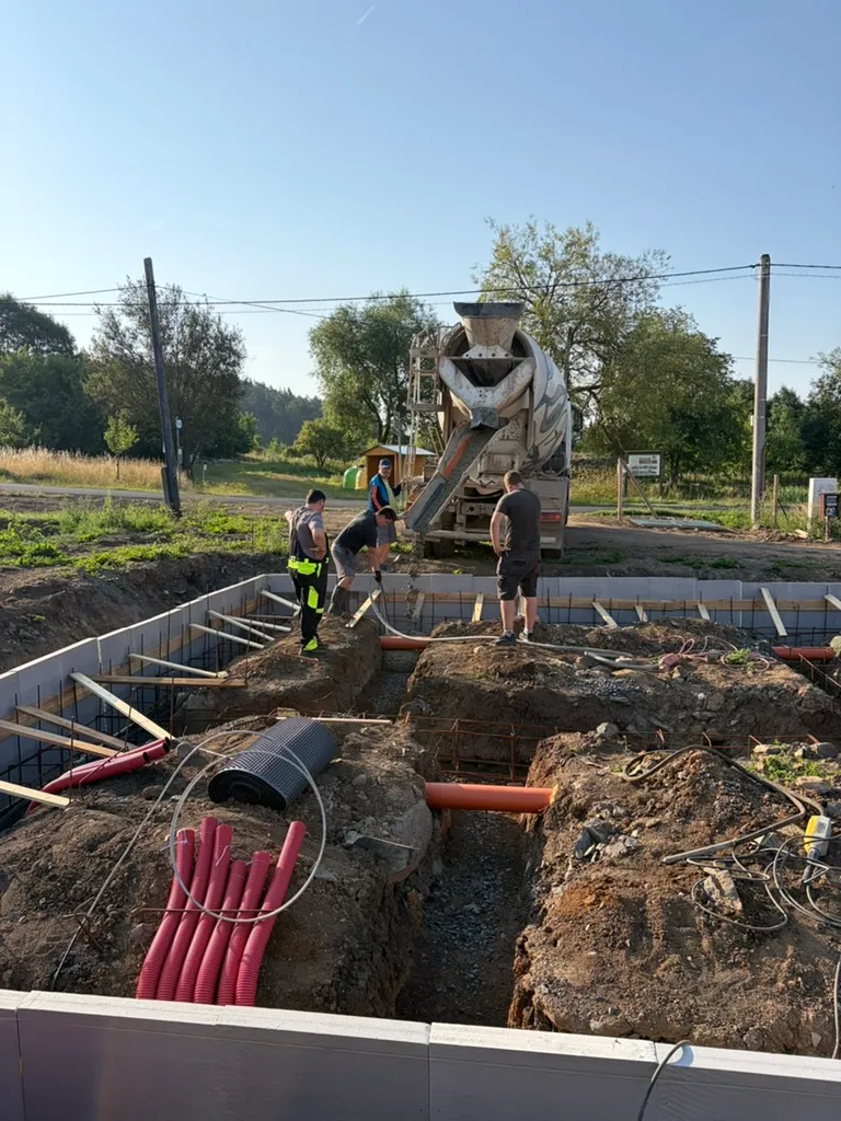 Mix přijel a beton jde do připravených pásů mezi podepřené desky XPS.