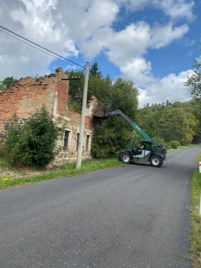 Shazování horní části zdi ze silnice. Manipulátor dosáhne tam, kam se člověk bezpečně nedostane.