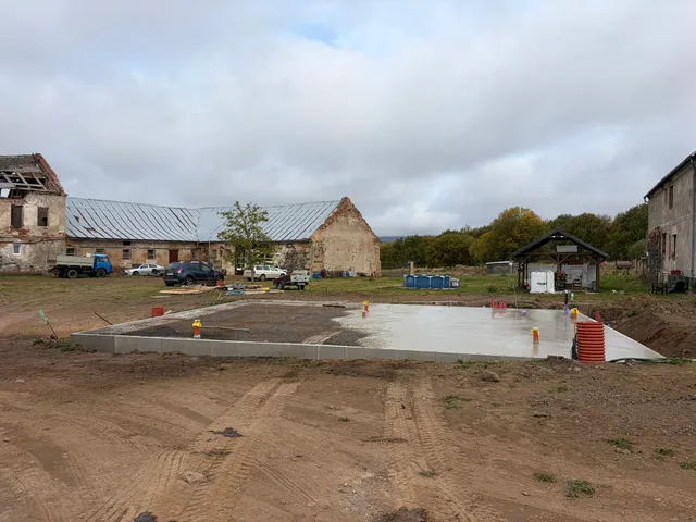 Čerstvý beton se postupně rozprostírá po desce.
