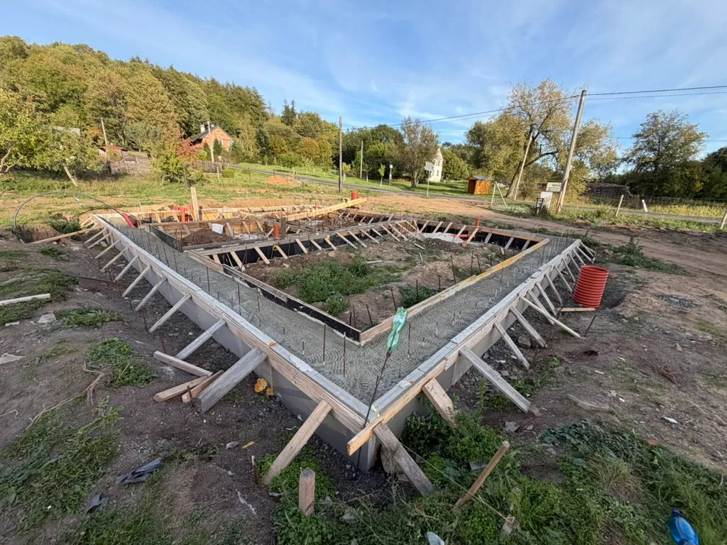 Celkový pohled na vnější i vnitřní bednění po betonáži.