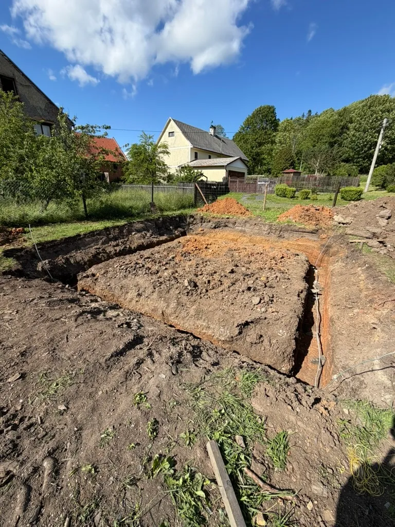 Jeden z velkých kamenů, které bylo potřeba ve výkopu obejít nebo dostat ven. Proti plánované šířce pásu 70 cm je to pořádný kus.