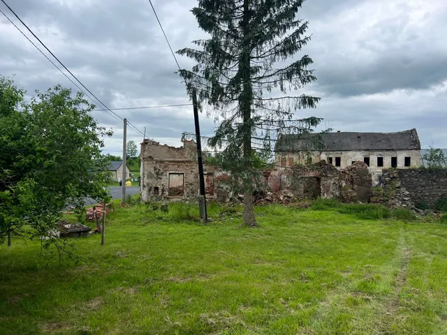 Poslední stojící zdi ruiny. Za chvíli i ony půjdou k zemi.