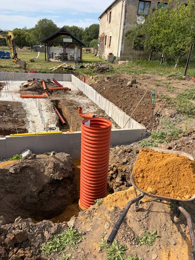 Svislý šachtový díl vedle základů a další trasy uvnitř půdorysu.