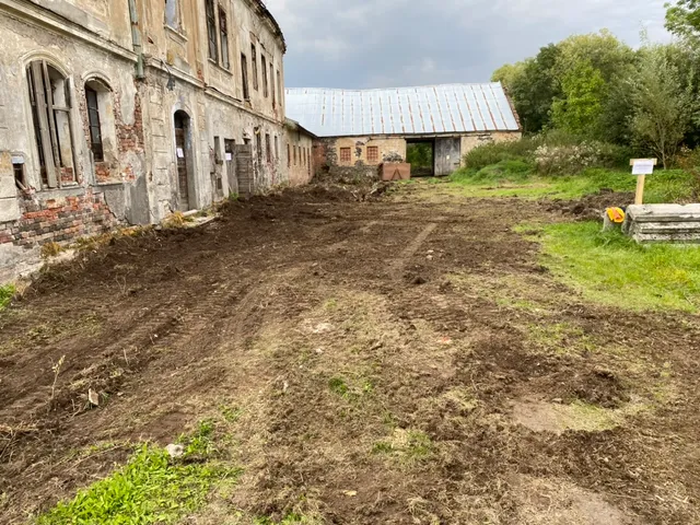 Dvůr po srovnání — konečně průchozí a čitelný.