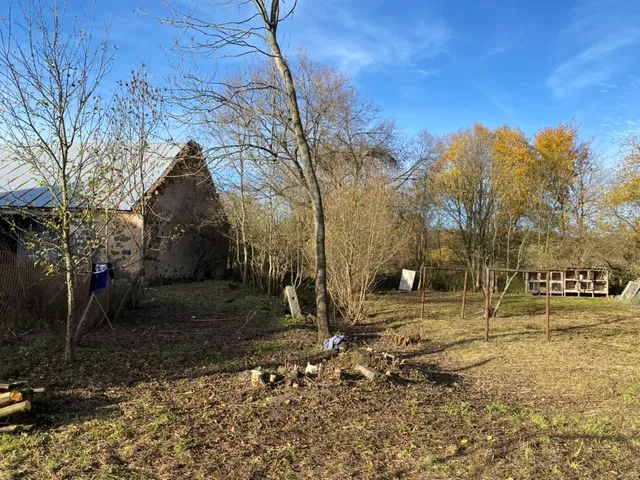 Vyčištěno u stodoly — pařezy ven, přístup volný.