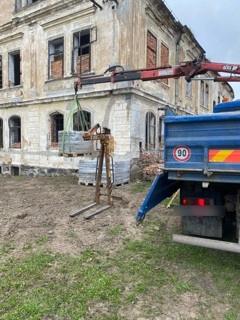 Vykládka po paletách — valník s hydraulickou rukou.