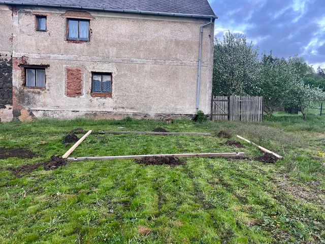 Rámec a vykopané patky z druhé strany. Rozměření sedí, může se betonovat.