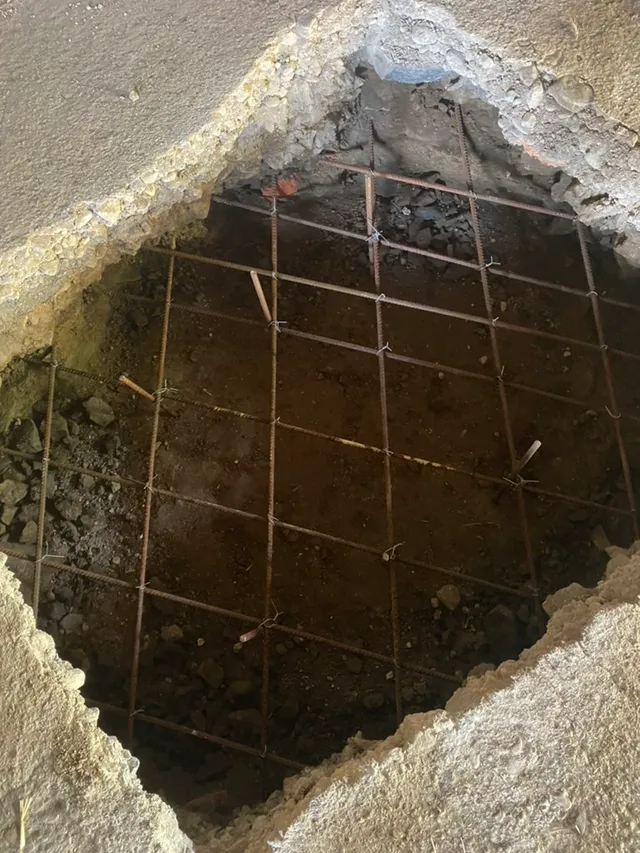 Armovaný základ pod zvedák — dvousloupák potřebuje pořádný beton.