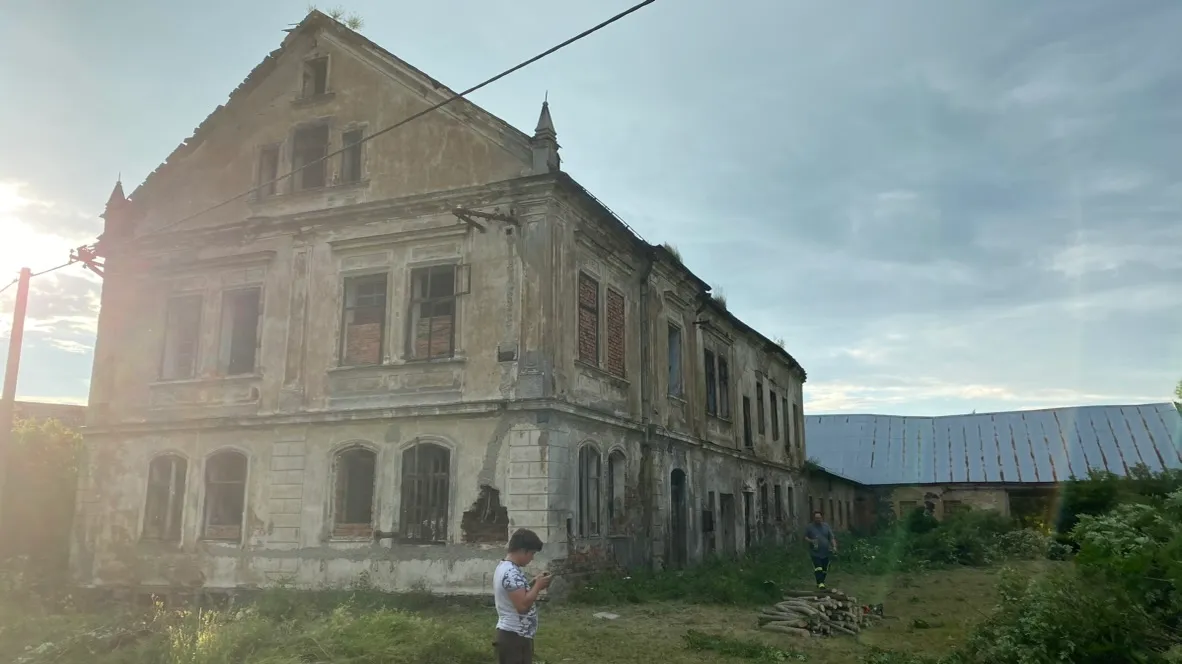 A najednou je vidět celý. Zámeček se po letech vynořil z náletů.