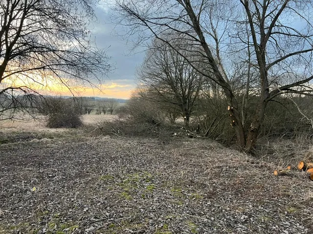 Západ slunce nad vyčištěným kusem. Zima má i takovéhle chvíle.