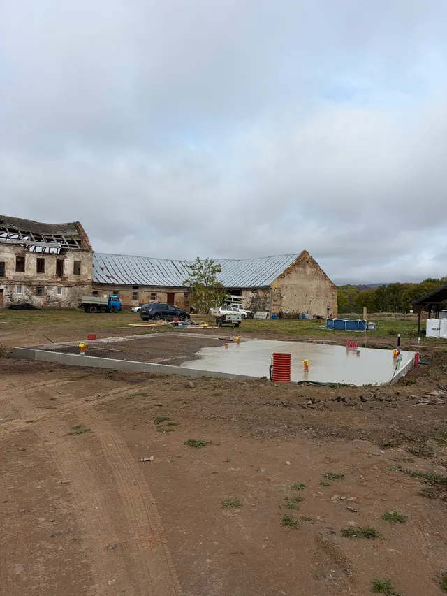 Pohled na pokračující betonáž základové desky.