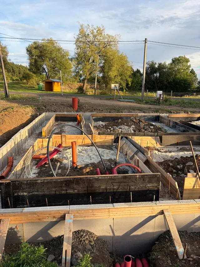 Bednění se rozrůstá do více úseků kolem připravených tras a vývodů.