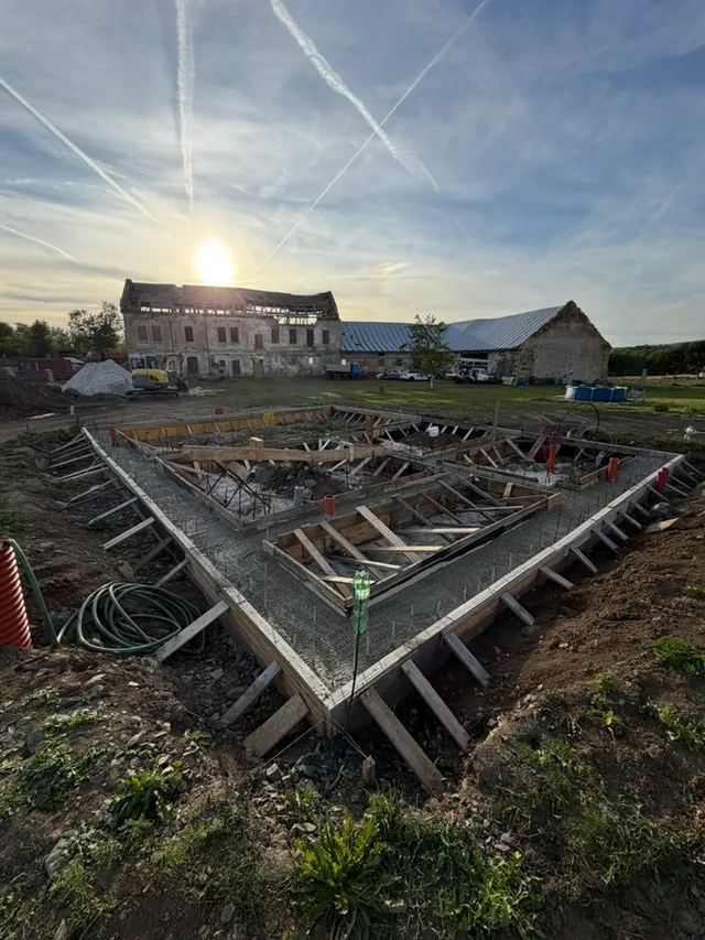Večer po betonáži: pásy jsou zalité a vzpěry zůstávají na místě.
