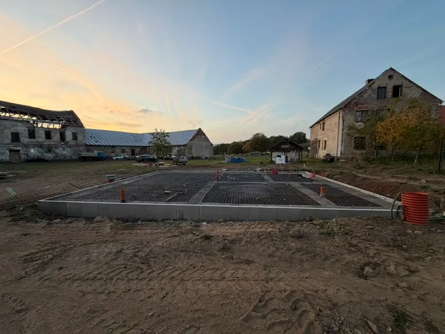 Kari sítě mezi hotovými prostupy.