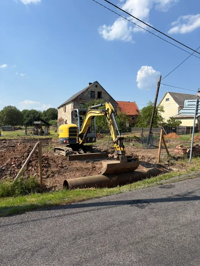 Původní úzký přejezd s rourou ještě před rozšířením vjezdu.