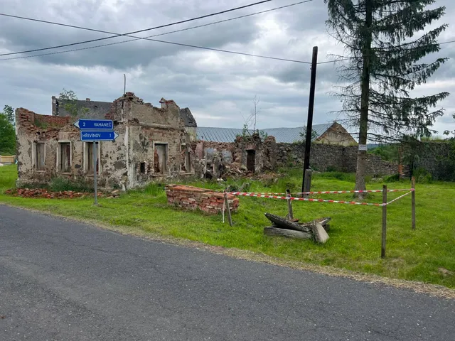 Ruina od silnice, kousek před koncem. Cihly odkládáme stranou, zbytek jde do sutě.