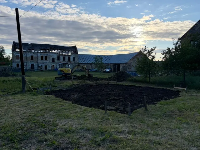 Podvečerní práce před zámečkem. V hrubých rysech už je vidět, kudy jednou povede stavba.