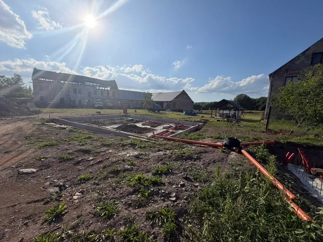 Celkový pohled na staveniště a rozložené KG potrubí.