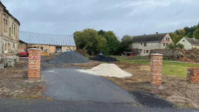 Vjezd dostal dva hotové sloupky s betonovými hlavicemi. Zatím jen provizorně ohraničený páskou.