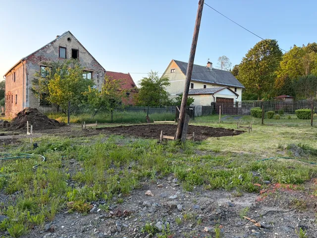 Vyznačený obrys budoucího domu se po stažení drnu dá konečně přečíst i bez výkresu.