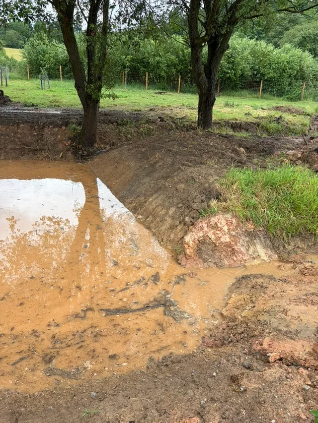 Přívalová voda rychle mění prázdnou prohlubeň v rybník.