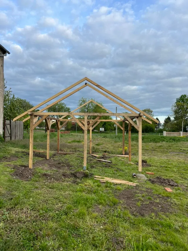 Štítová vazba zblízka. Krokve, vaznice a kleštiny — pergola dostává tvar sedlové střechy.