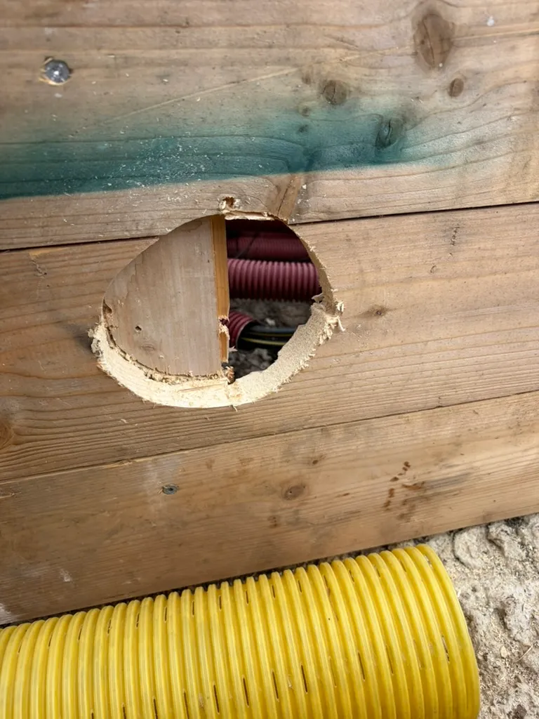 Detail otvoru v bednicí desce pro průchod chráničky.