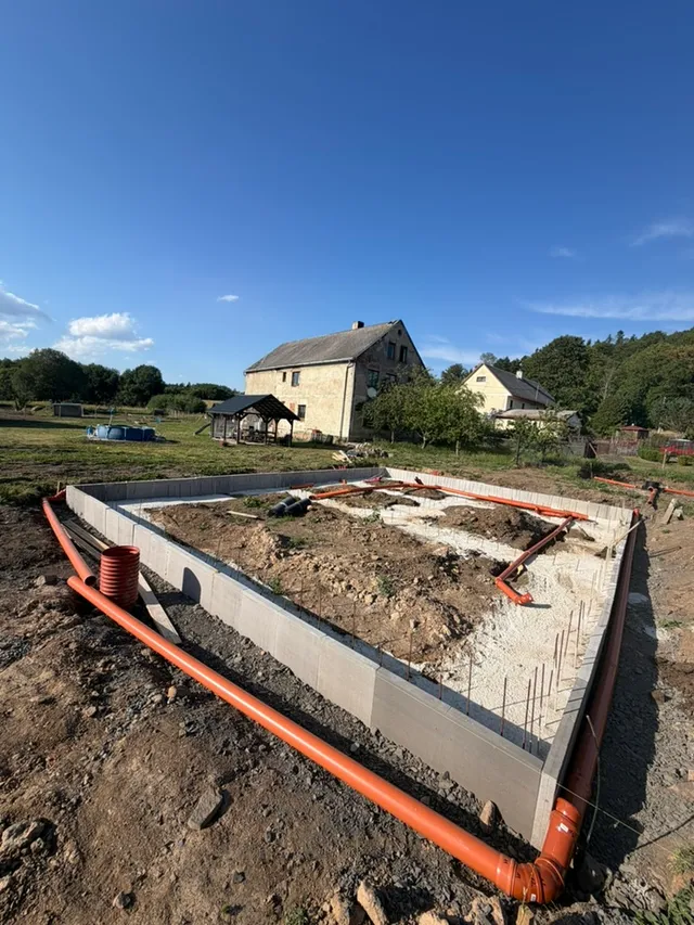 Další pohled na vedení kolem obvodu; zatím jde o rozvržení, ne hotový rozvod.