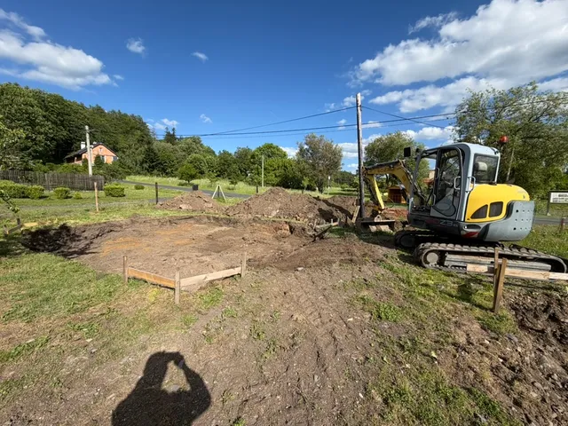 Srovnaná plocha uvnitř vytyčeného obrysu. Teď už je dobře vidět, kde dům sedne.