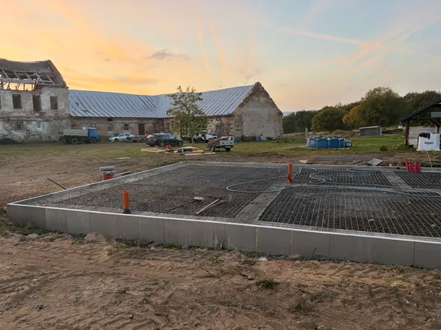 Pohled přes výztuž na stavbu.