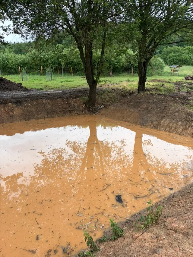 Hladina v místě, které bylo před bouřkou suché. Stačila hodina a půl opravdu silného deště.