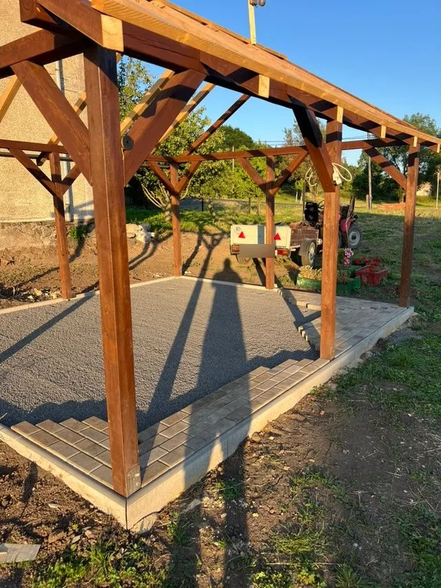 2. června: štěrkové lože a betonová obruba. Než přijde dlažba, musí sedět rovina i spád.