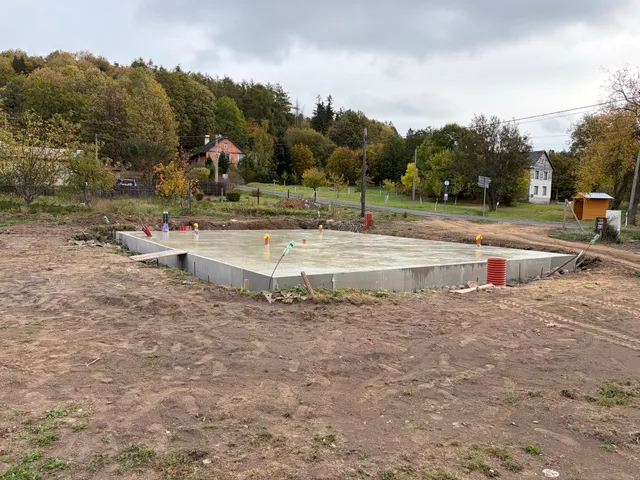 Pohled na hotovou desku směrem k cestě.