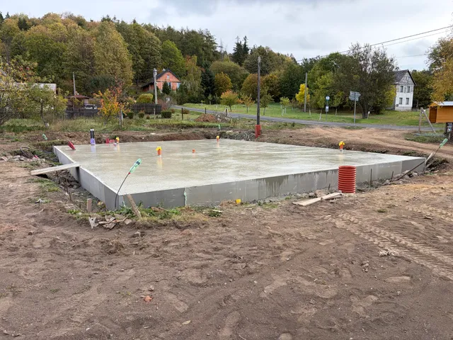 Čerstvě zabetonovaná deska z druhé strany.