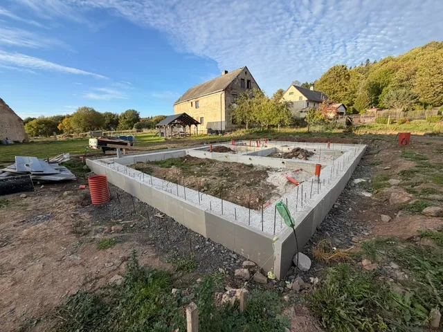 Po dvou dnech rozebírání bednění stojí hotové pásy s připravenými vývody.